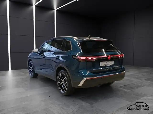Volkswagen Tiguan view 4