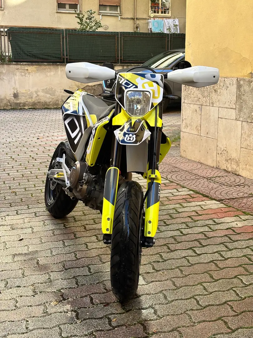 Husqvarna 701 Supermoto Depotenziata a libretto A2 Giallo - 1
