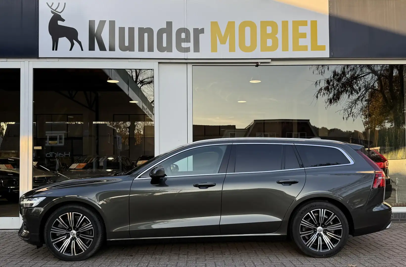 Volvo V60 B5 Inscription Aut. |HarmanKardon|Camera| Grijs - 2