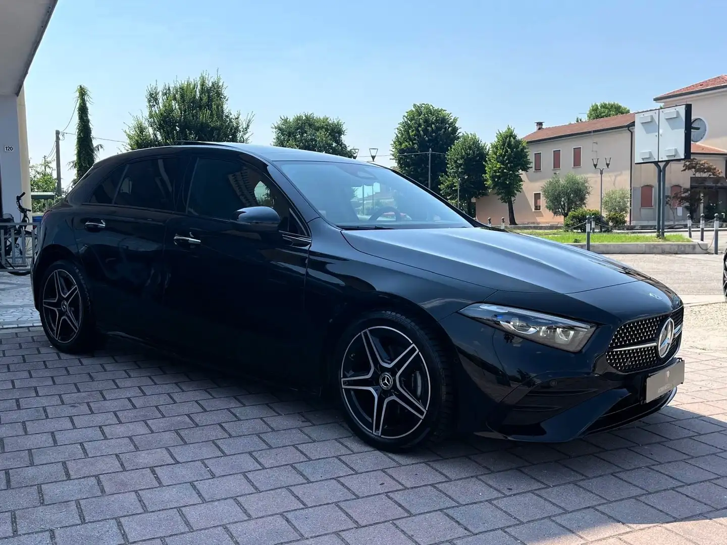 Mercedes-Benz A 200 A 200 d AMG Line Premium Plus auto Nero - 2