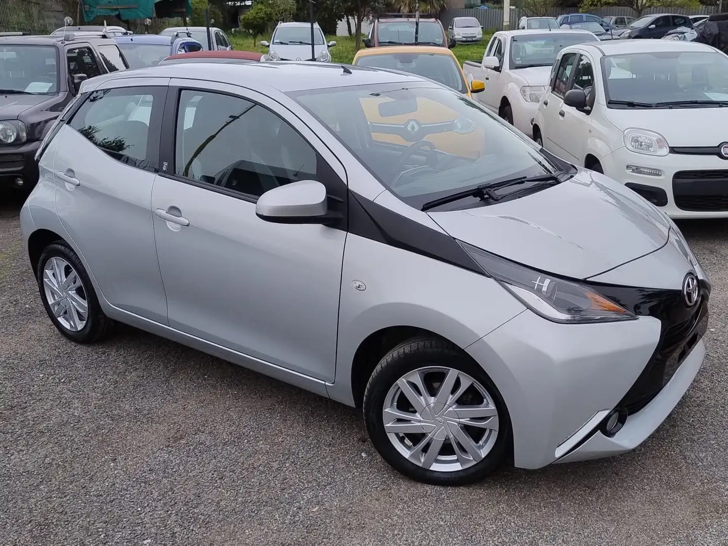 Toyota Aygo 5p 1.0 x-play Silber - 1