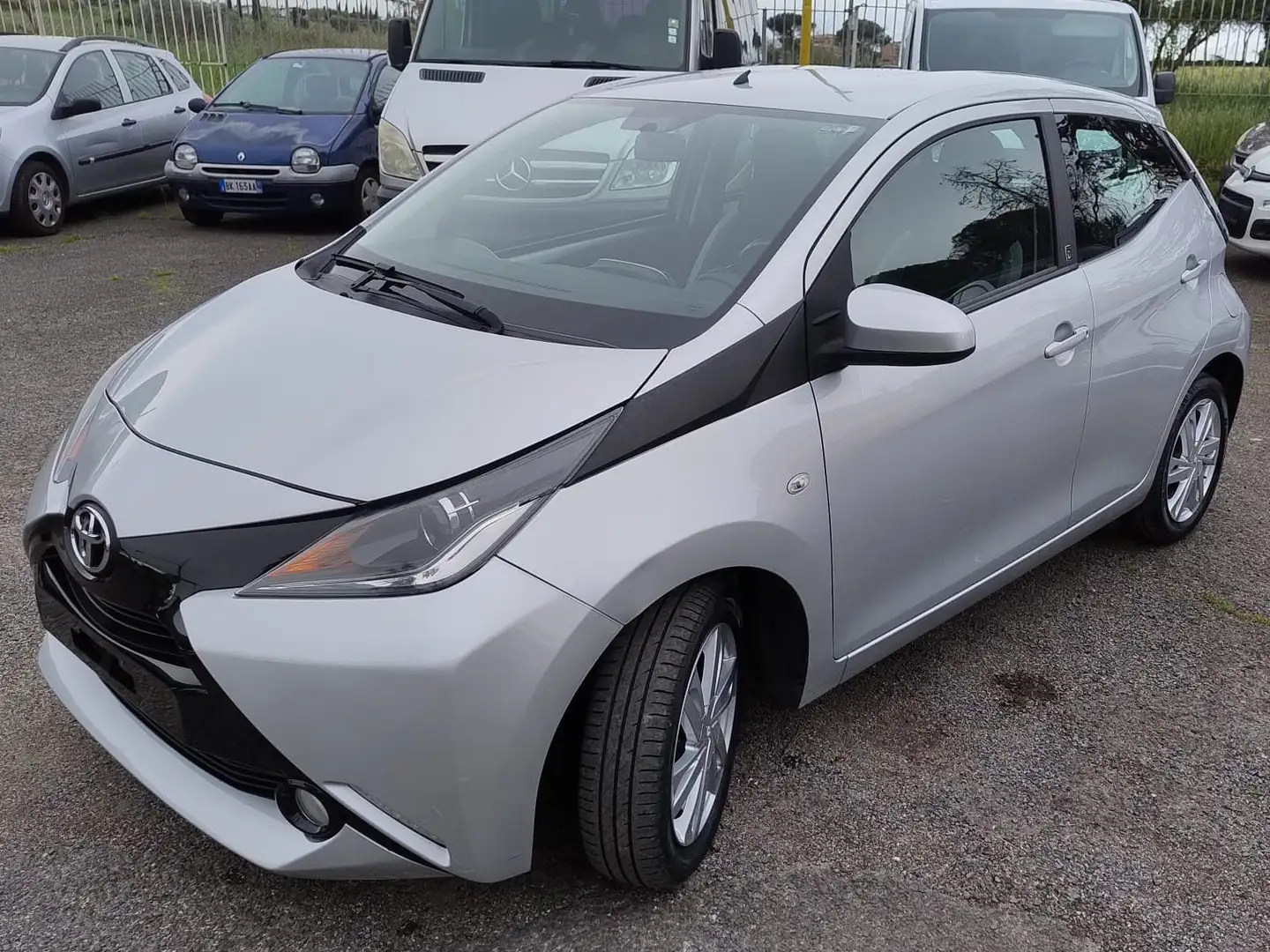 Toyota Aygo 5p 1.0 x-play Silber - 2