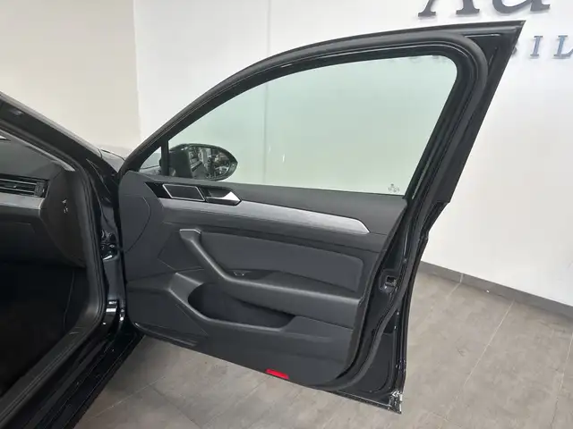Volkswagen Passat view 10