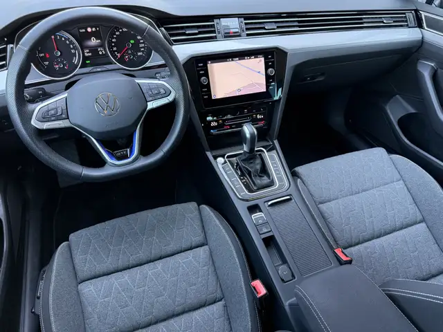 Volkswagen Passat view 14