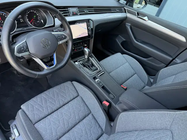 Volkswagen Passat view 11