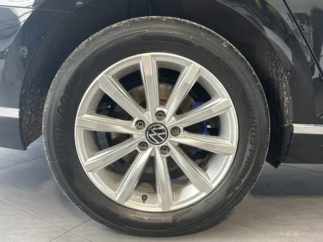 Volkswagen Passat view 3