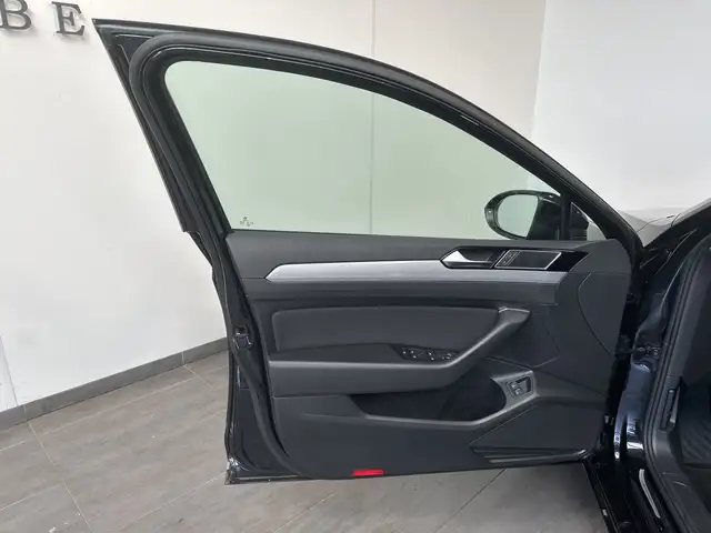 Volkswagen Passat view 9