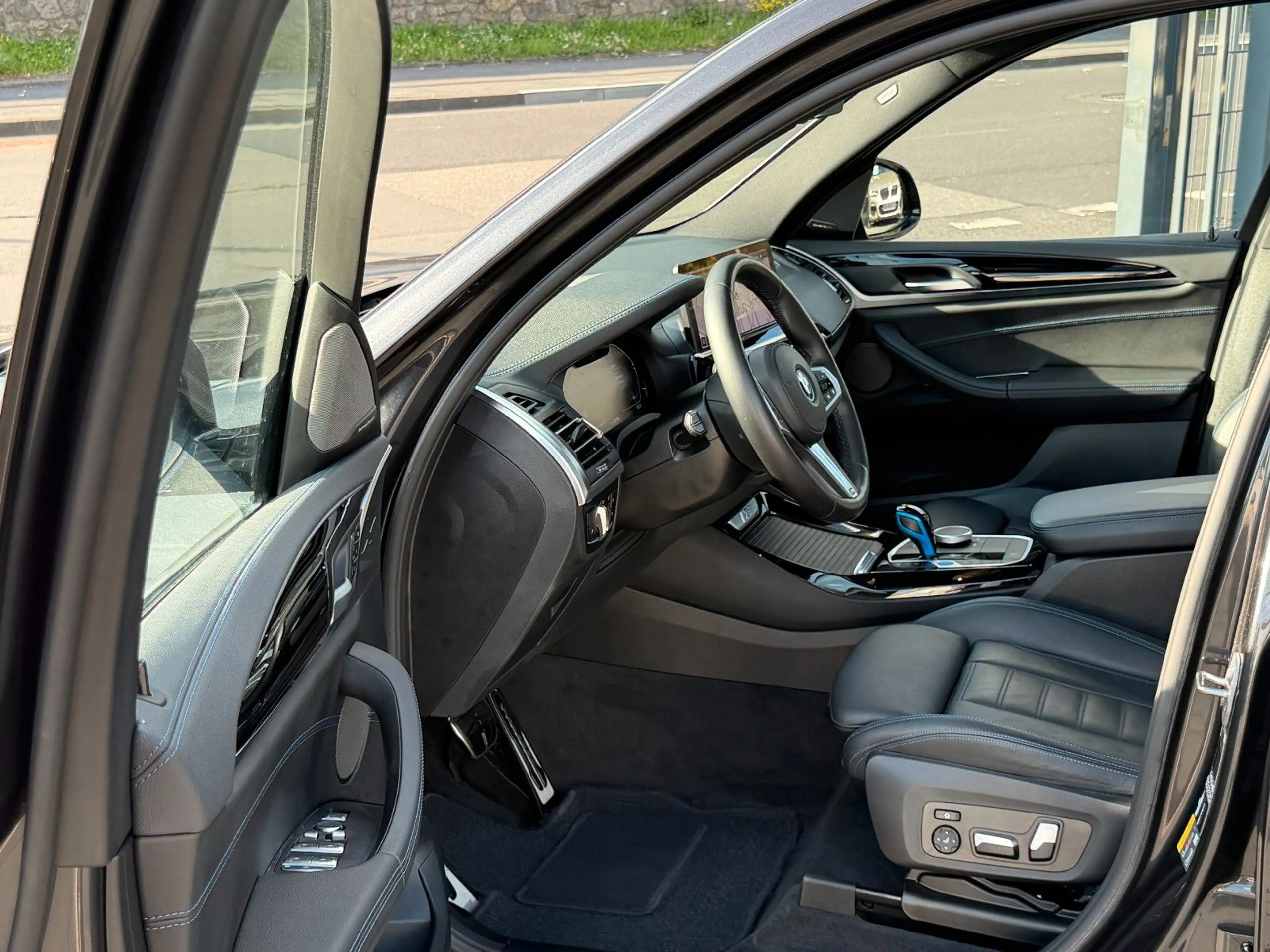 BMW iX3 Aut. Head Up - Panorama - M Sportpaket /// — photo 13