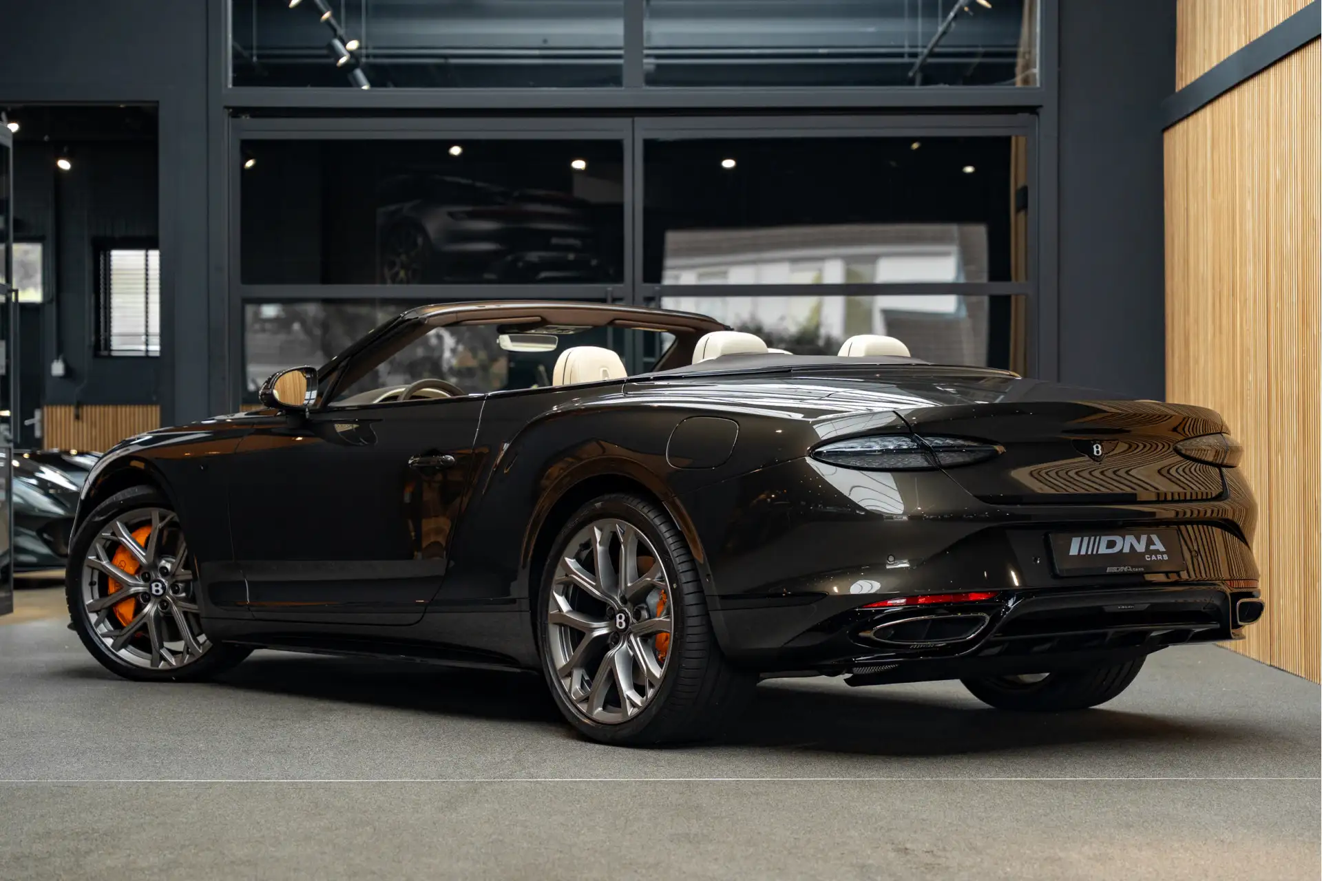 벤틀리 벤테이가 4.0 V8 Plug-in Hybrid 2026 블랙 사진 5