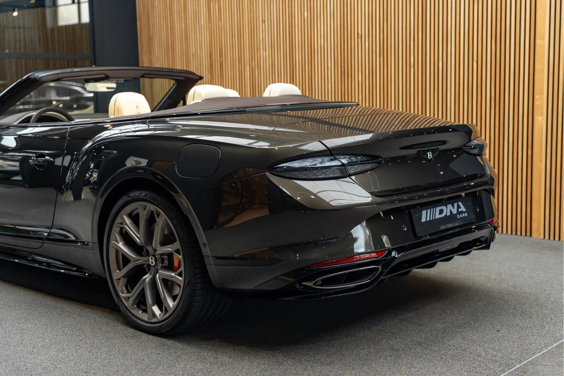 벤틀리 벤테이가 4.0 V8 Plug-in Hybrid 2026 블랙 사진 8