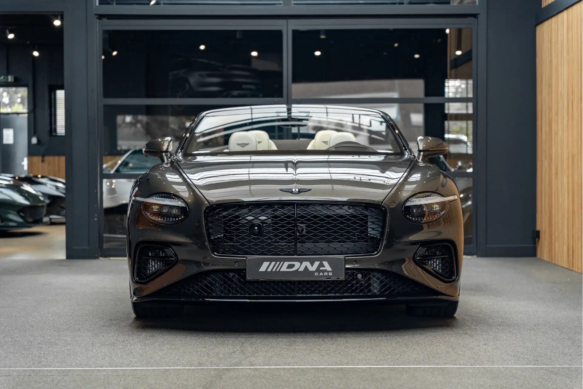 벤틀리 벤테이가 4.0 V8 Plug-in Hybrid 2026 블랙 사진 2