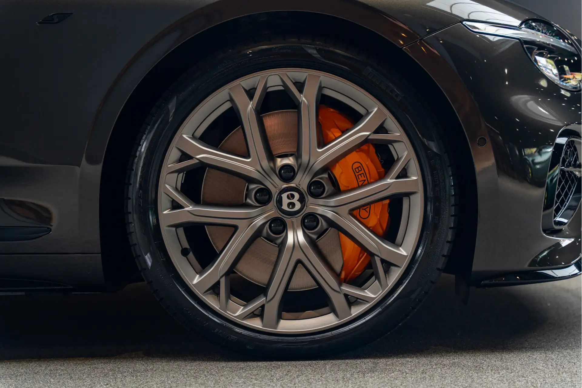 벤틀리 벤테이가 4.0 V8 Plug-in Hybrid 2026 블랙 사진 6