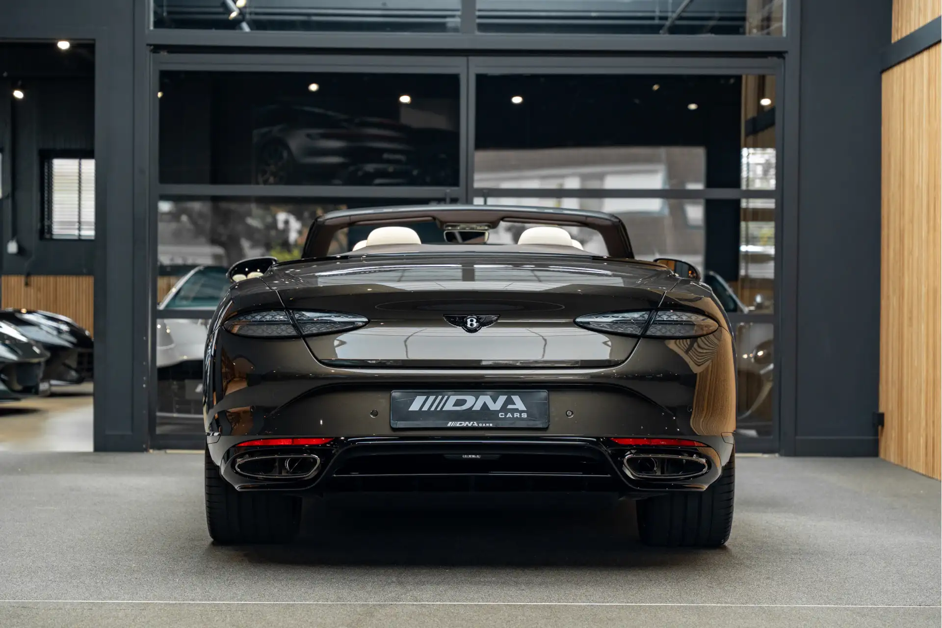 벤틀리 벤테이가 4.0 V8 Plug-in Hybrid 2026 블랙 사진 4