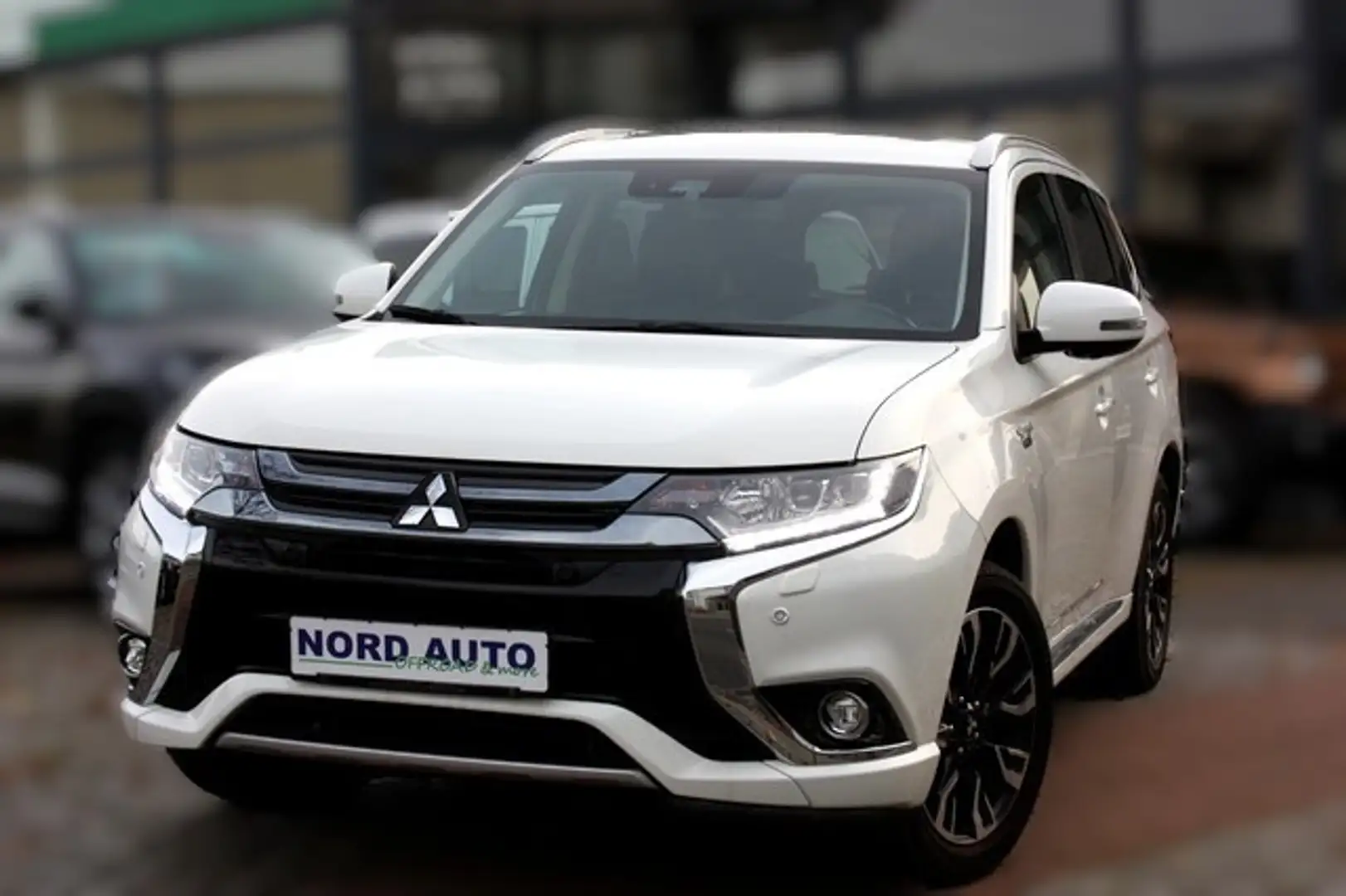 Mitsubishi Outlander PHEV TOP 4WD Leder/Navi+Cam/Ahk Blanc - 1