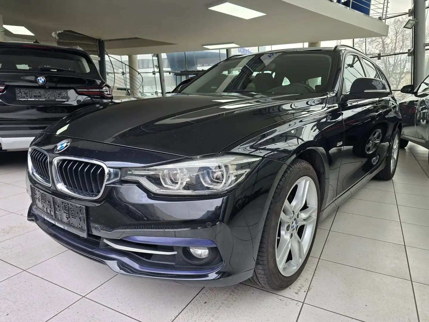 BMW 330 330d xDrive Touring Sport Line Aut. Sport Line Schwarz - 1