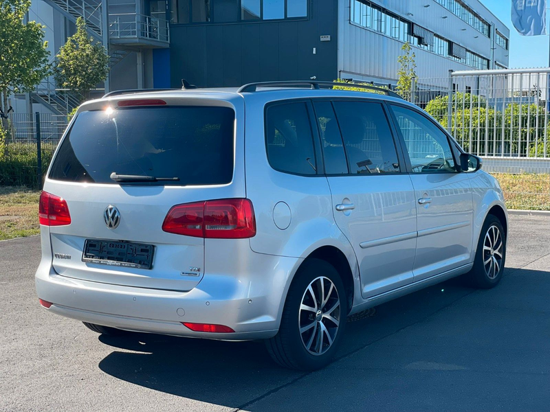 Volkswagen Touran 1,6 DSG Navi Kamera SH 2.Hand — photo 4