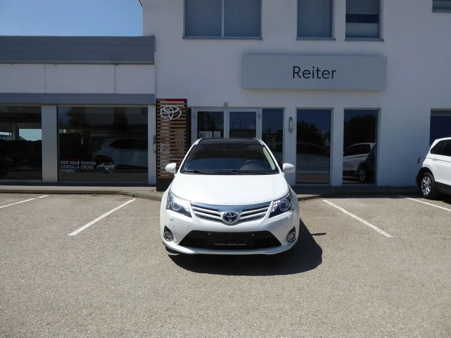 Toyota Avensis Kombi 2,0 D-4D *XENON*PANO*LEDER* Weiß - 1