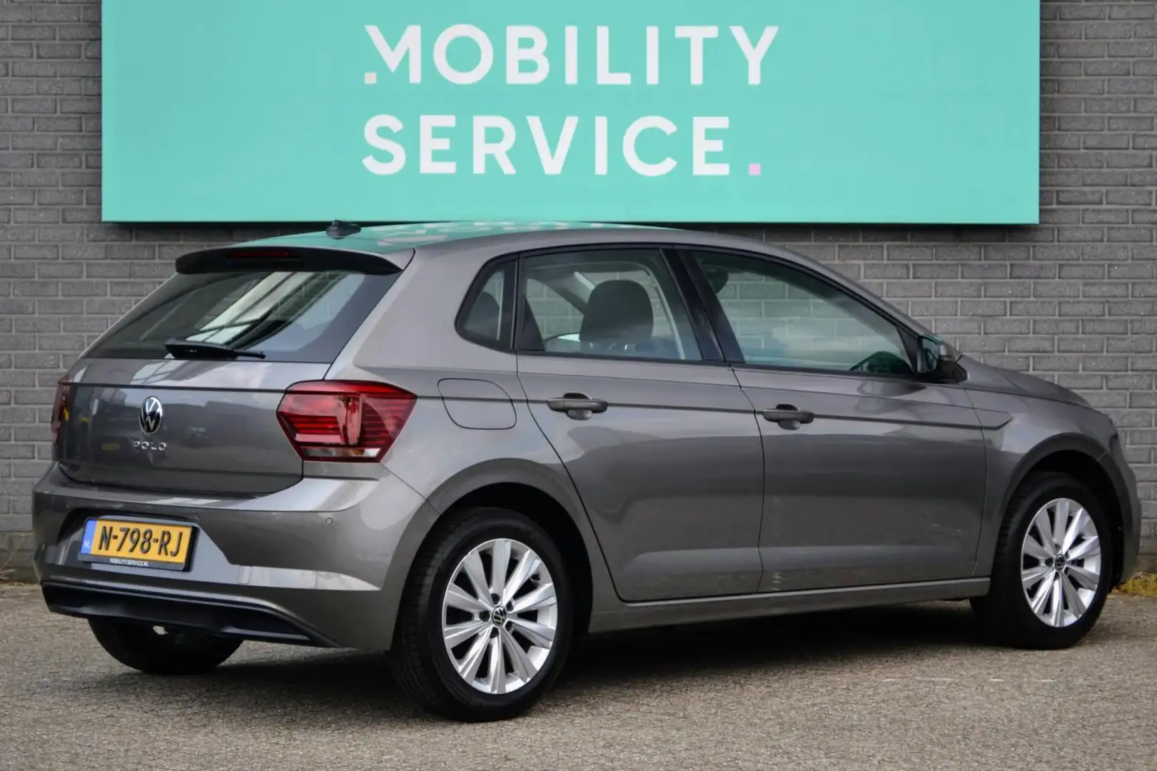 Volkswagen Polo 1.0 MPI Comfortline Navi Clima Cruise CarPlay PDC Gris - 2