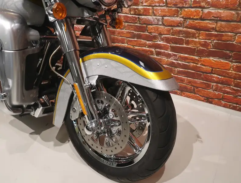 Harley-Davidson FLHTCUSE CVO 1790 - foto 6