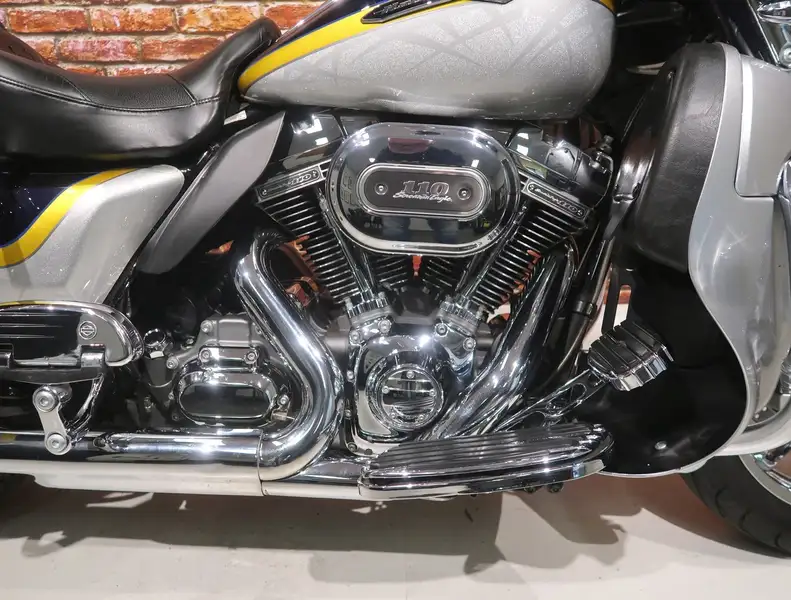Harley-Davidson FLHTCUSE CVO 1790 - foto 2