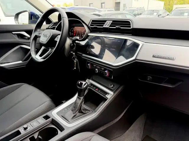 Audi Q3 view 12