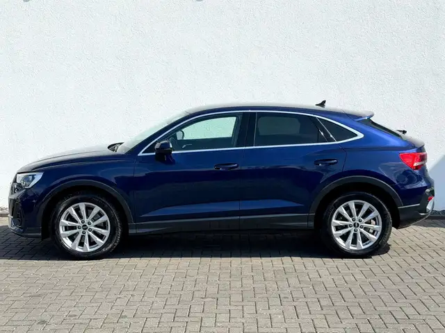 Audi Q3 view 8