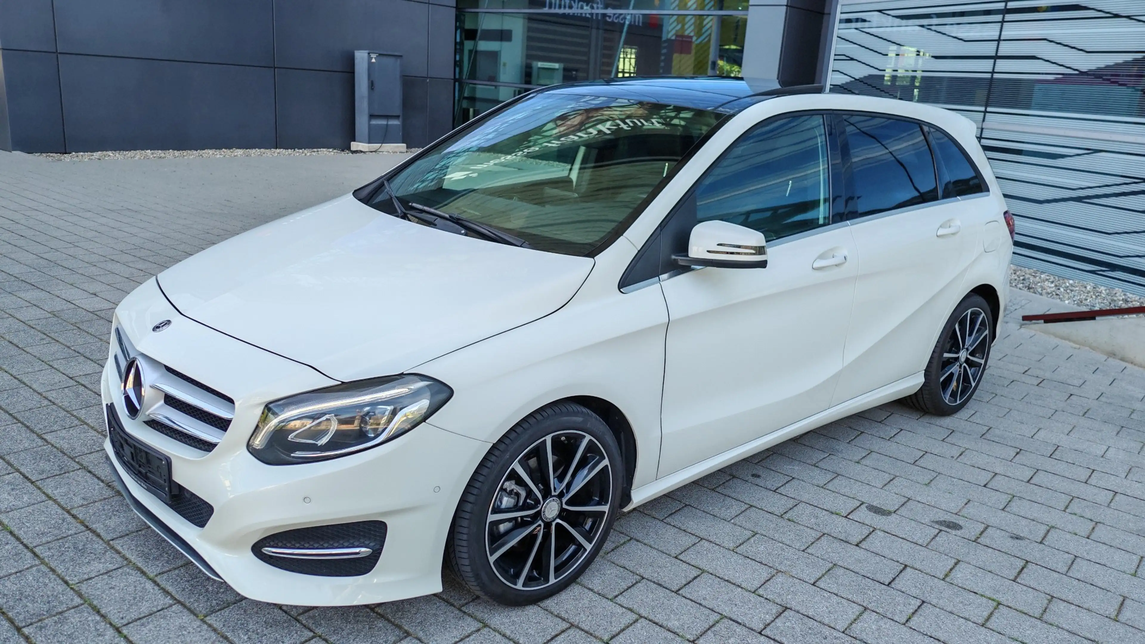 Mercedes-Benz B 220 d 4 Matic DCT| 18"| Sport| Panorama| LED — photo 9