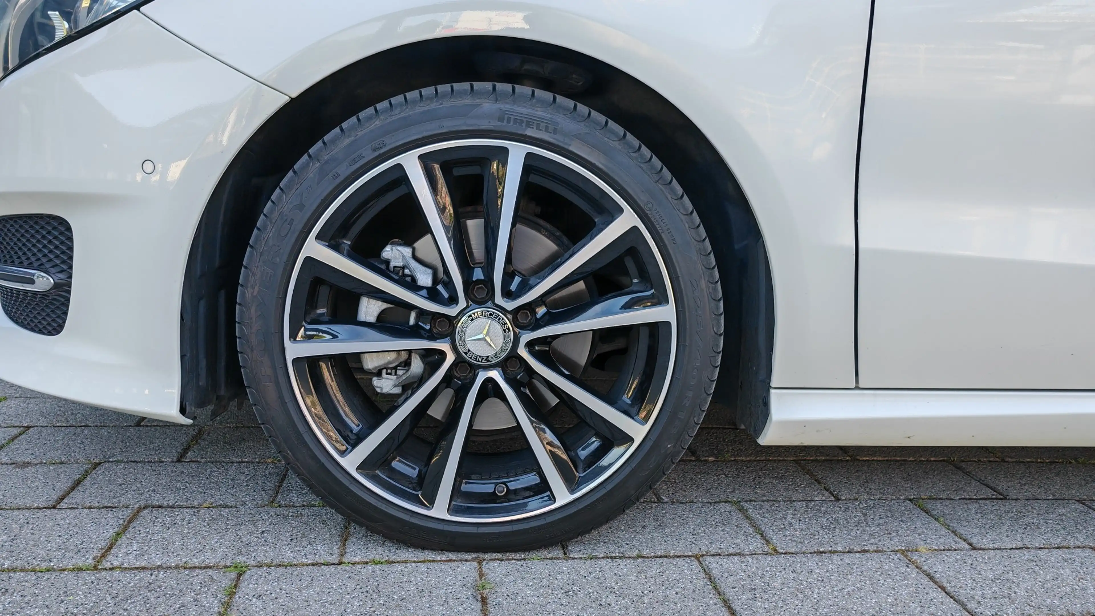 Mercedes-Benz B 220 d 4 Matic DCT| 18"| Sport| Panorama| LED — photo 4