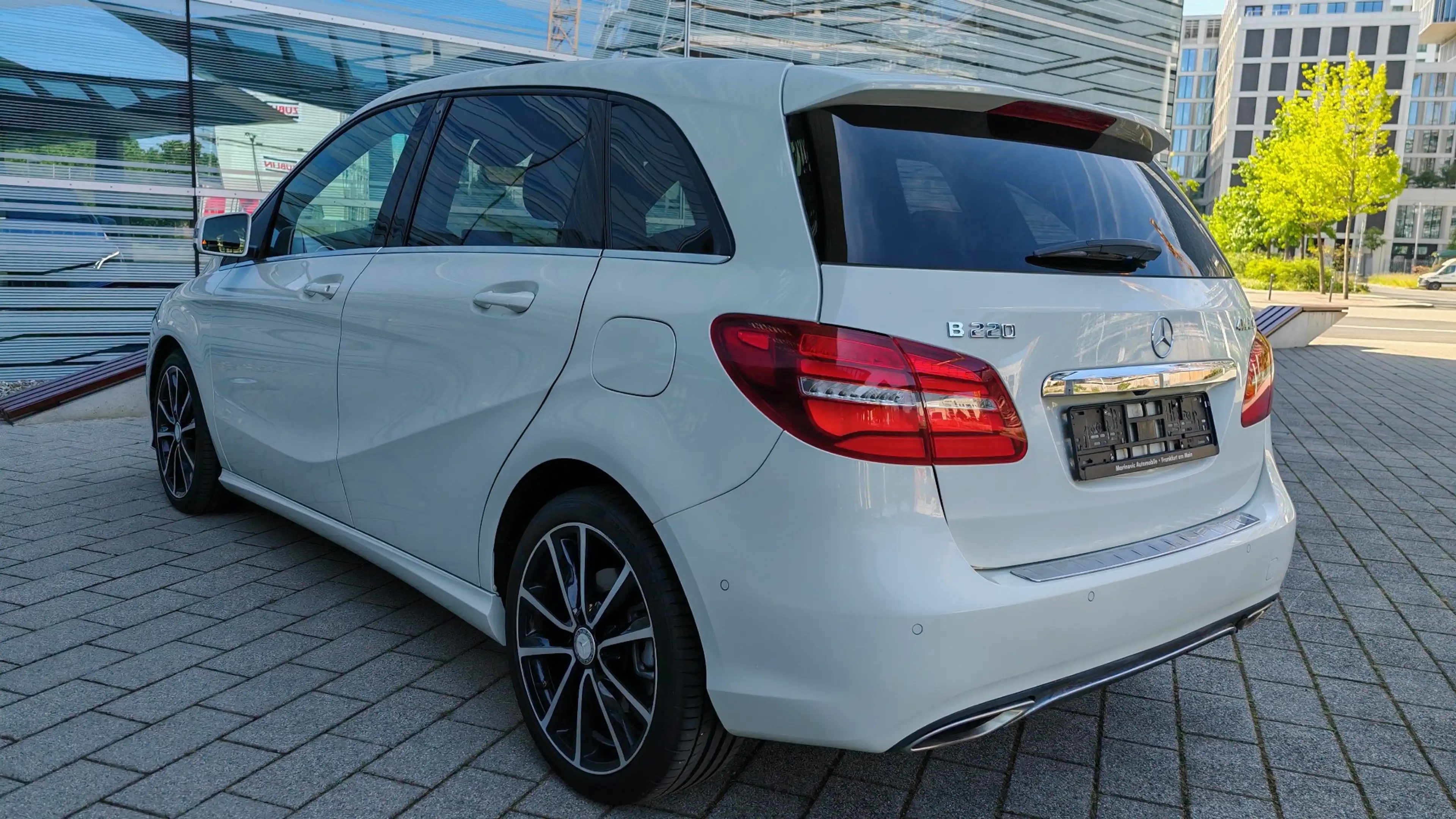 Mercedes-Benz B 220 d 4 Matic DCT| 18"| Sport| Panorama| LED — photo 15