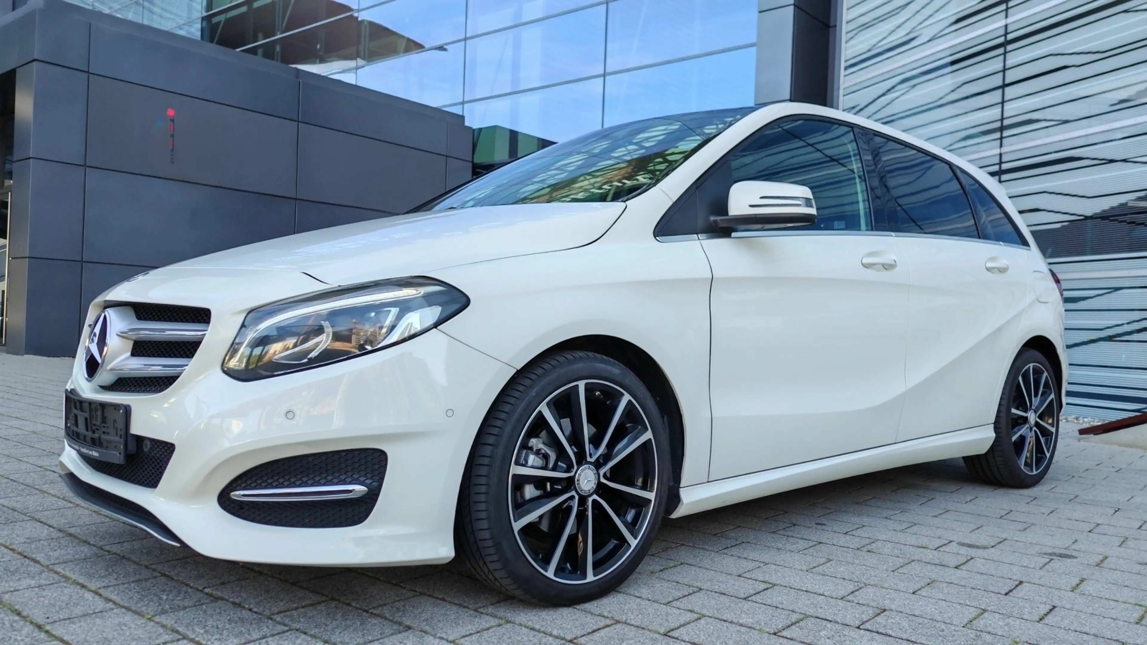 Mercedes-Benz B 220 d 4 Matic DCT| 18"| Sport| Panorama| LED — photo 8