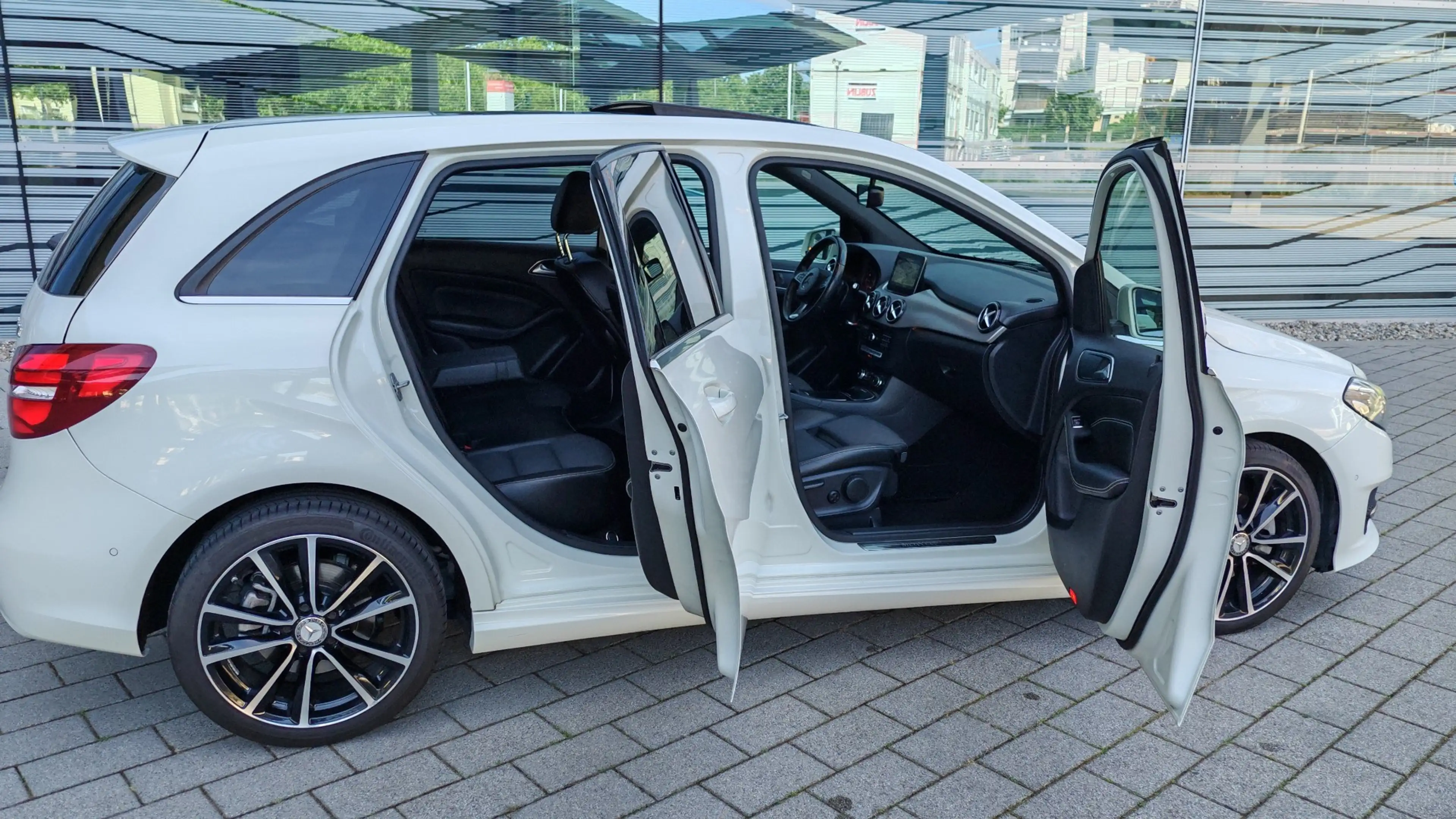 Mercedes-Benz B 220 d 4 Matic DCT| 18"| Sport| Panorama| LED — photo 11