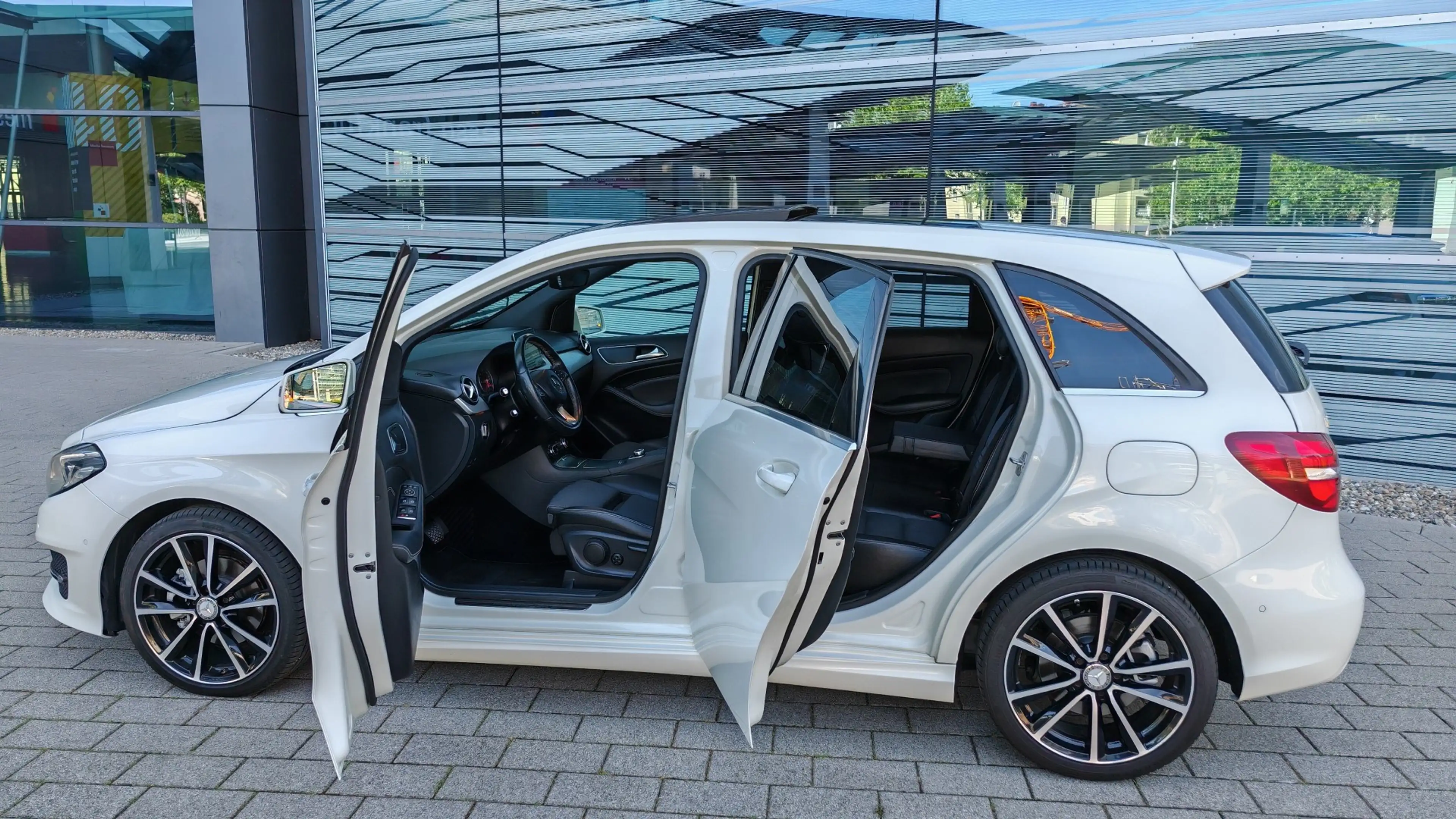 Mercedes-Benz B 220 d 4 Matic DCT| 18"| Sport| Panorama| LED — photo 2