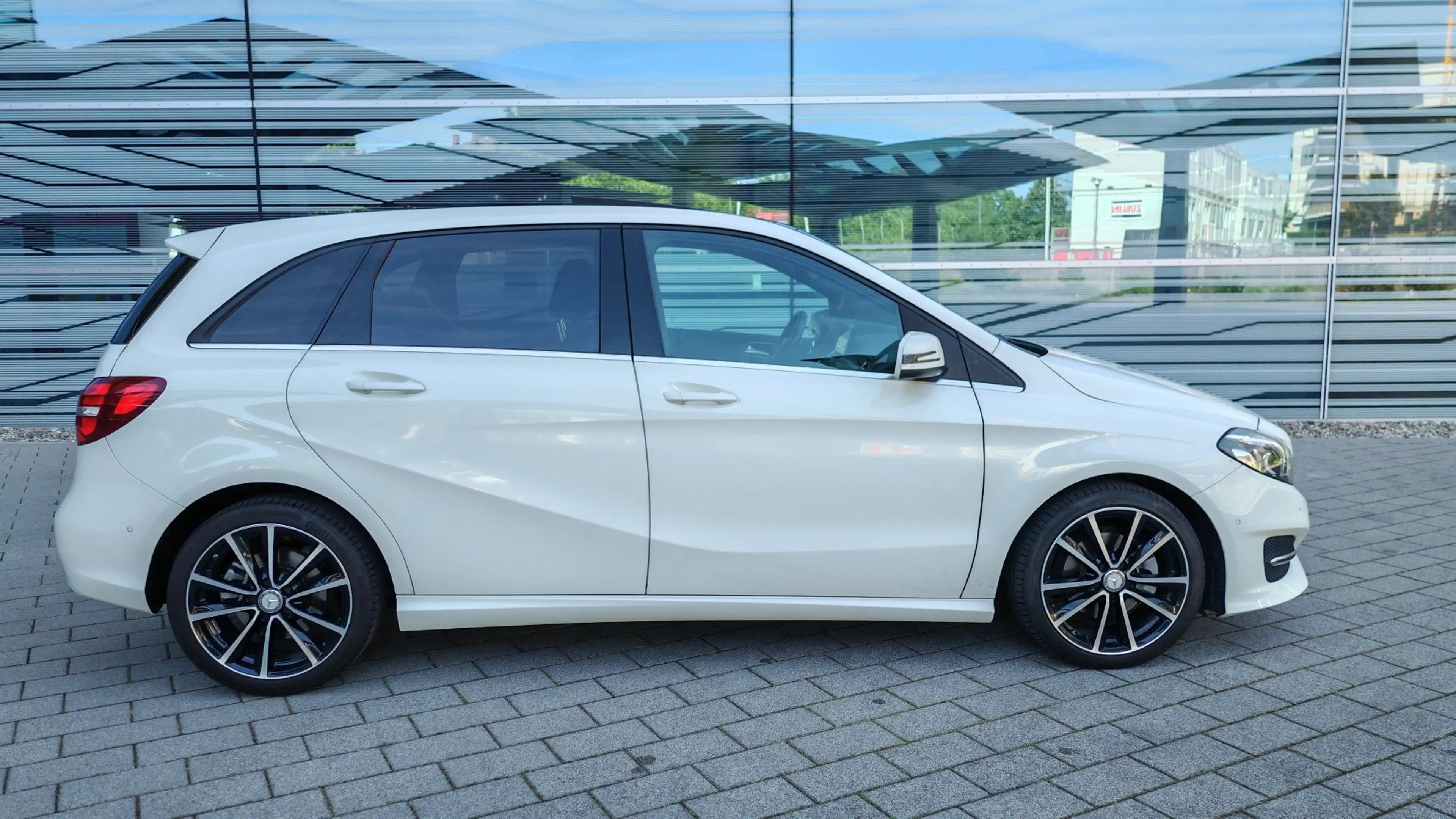 Mercedes-Benz B 220 d 4 Matic DCT| 18"| Sport| Panorama| LED — photo 7