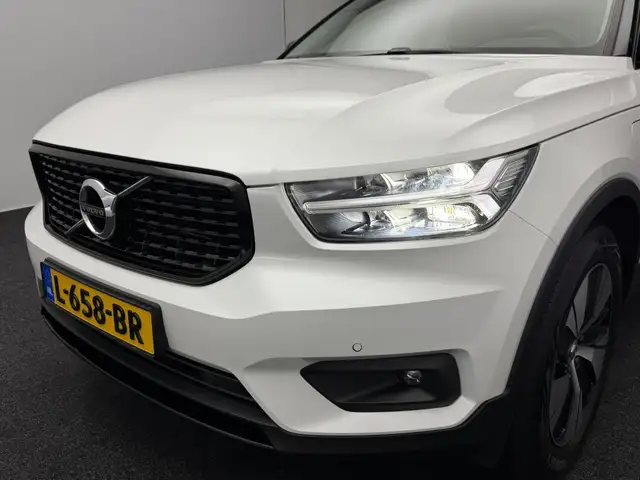 Volvo XC40 view 2