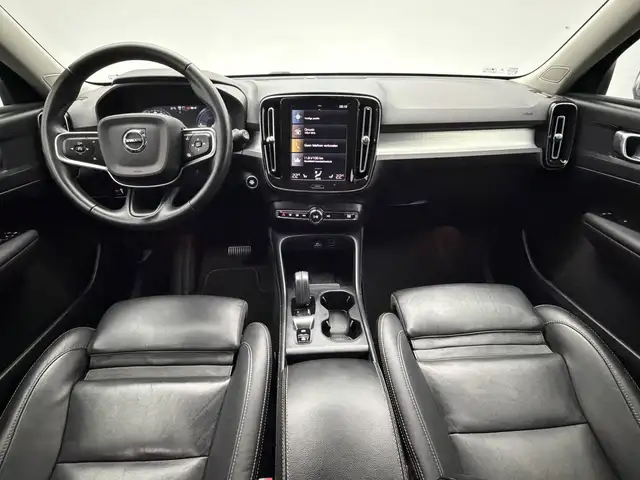 Volvo XC40 view 3
