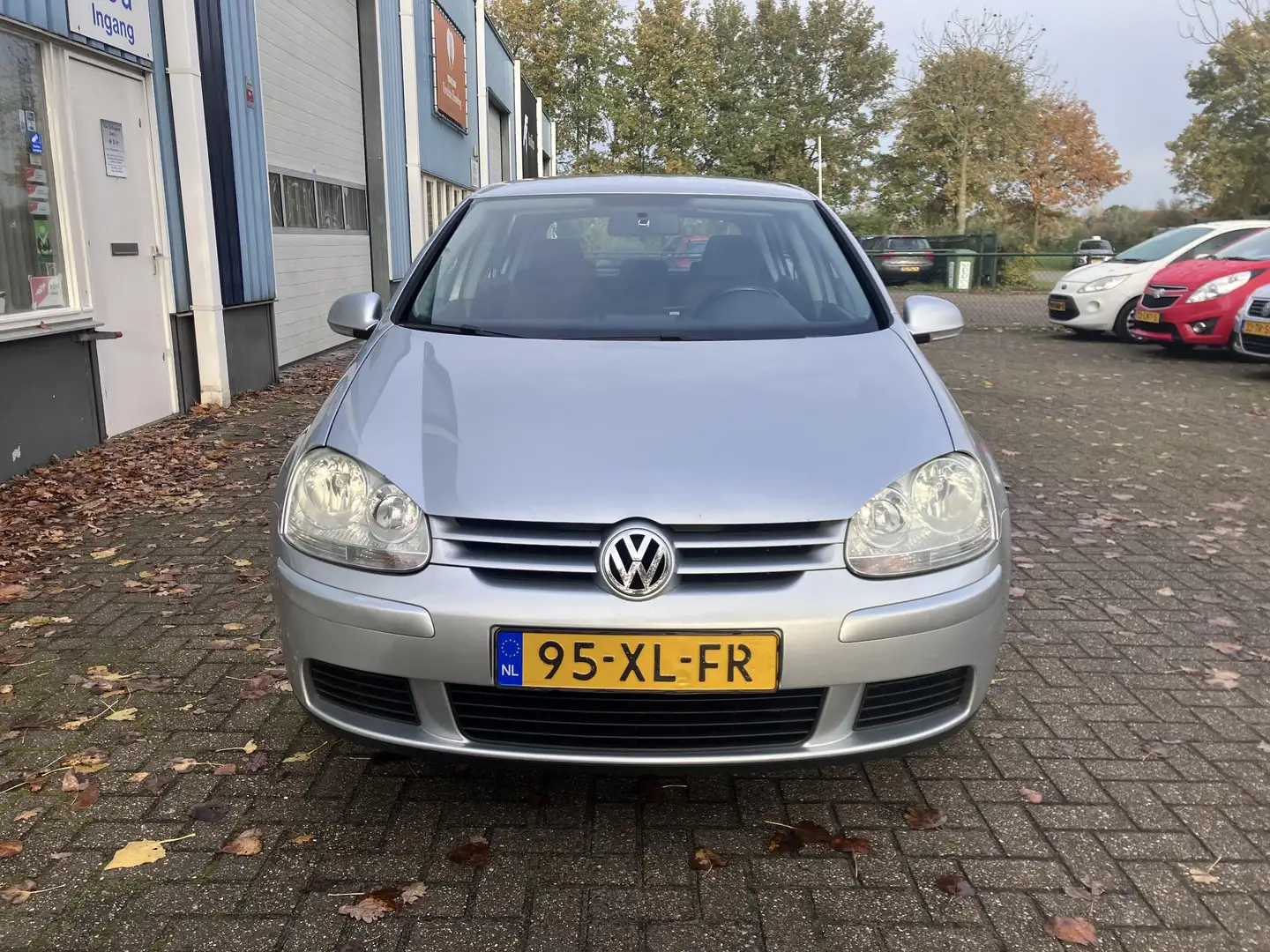 Volkswagen Golf 1.6 FSI Optive 3 Airco Trekhaak Lmv Grijs - 2