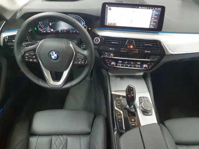 BMW 5 Series view 9