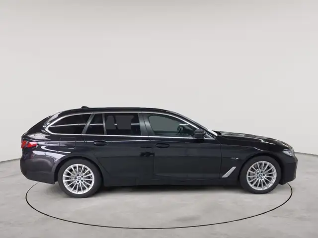 BMW 5 Series view 3
