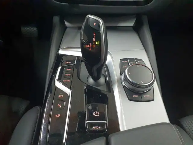 BMW 5 Series view 10
