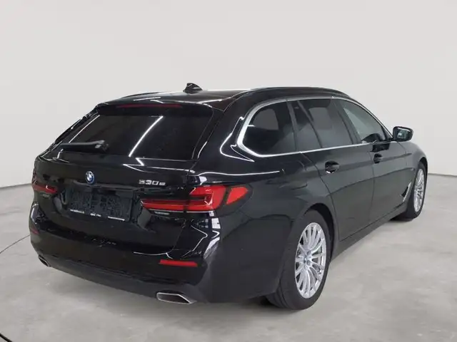 BMW 5 Series view 4