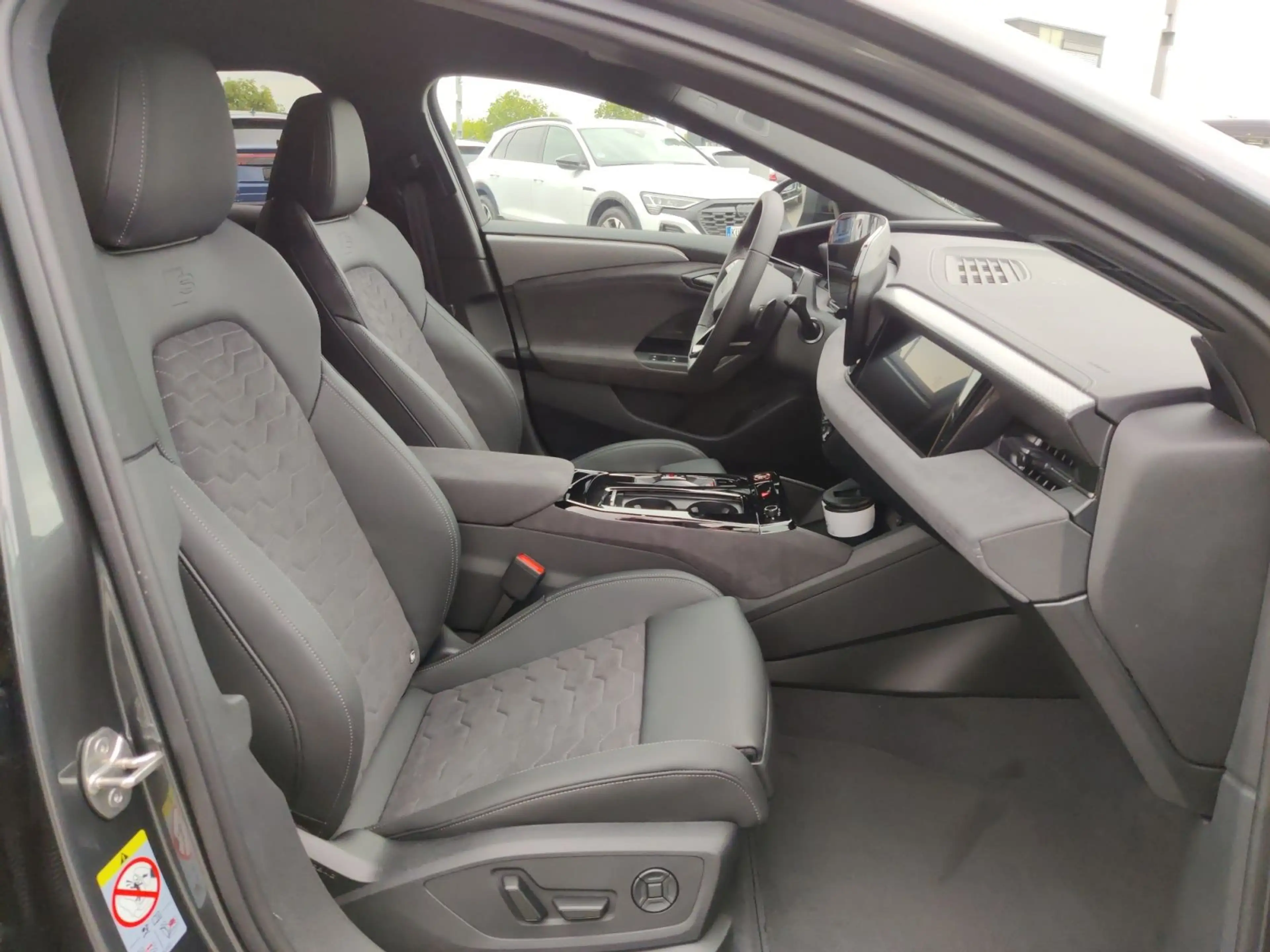 Audi A6 e-tron quattro 315 kW S line business — photo 12