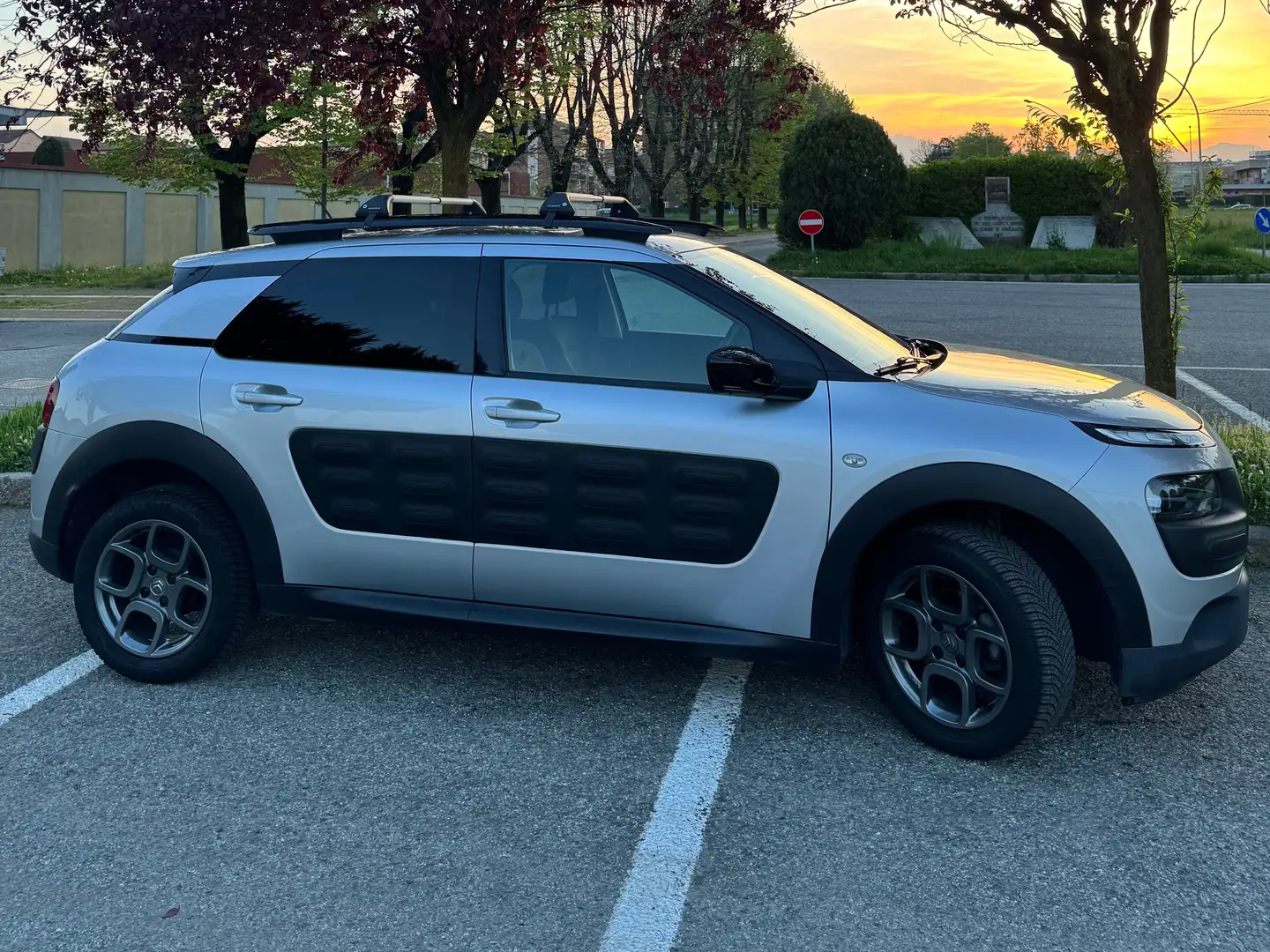 Citroen C4 C4 Cactus 2014 Cactus 1.2 puretech Shine 82cv E6 Srebrny - 2