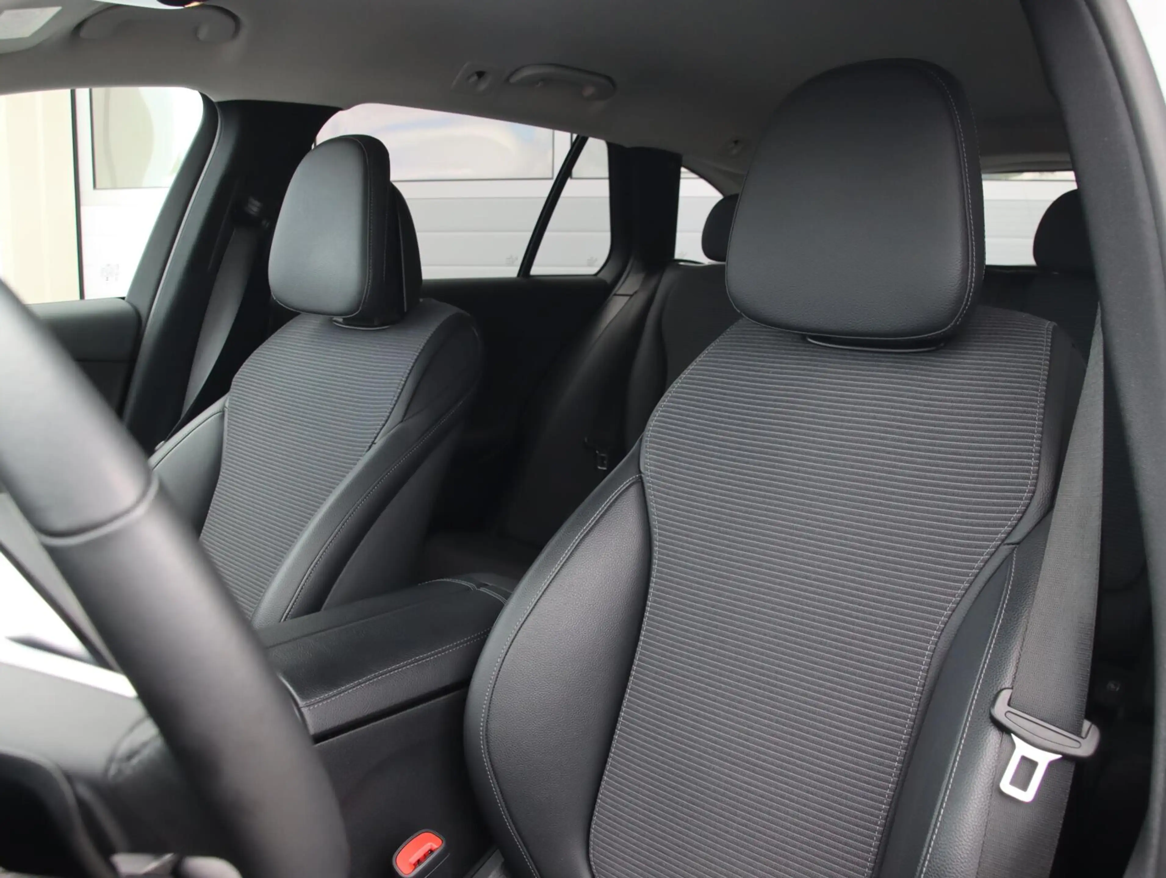 Mercedes-Benz C 300 Estate e Luxury Line SOH 94% | Widescreen — photo 6
