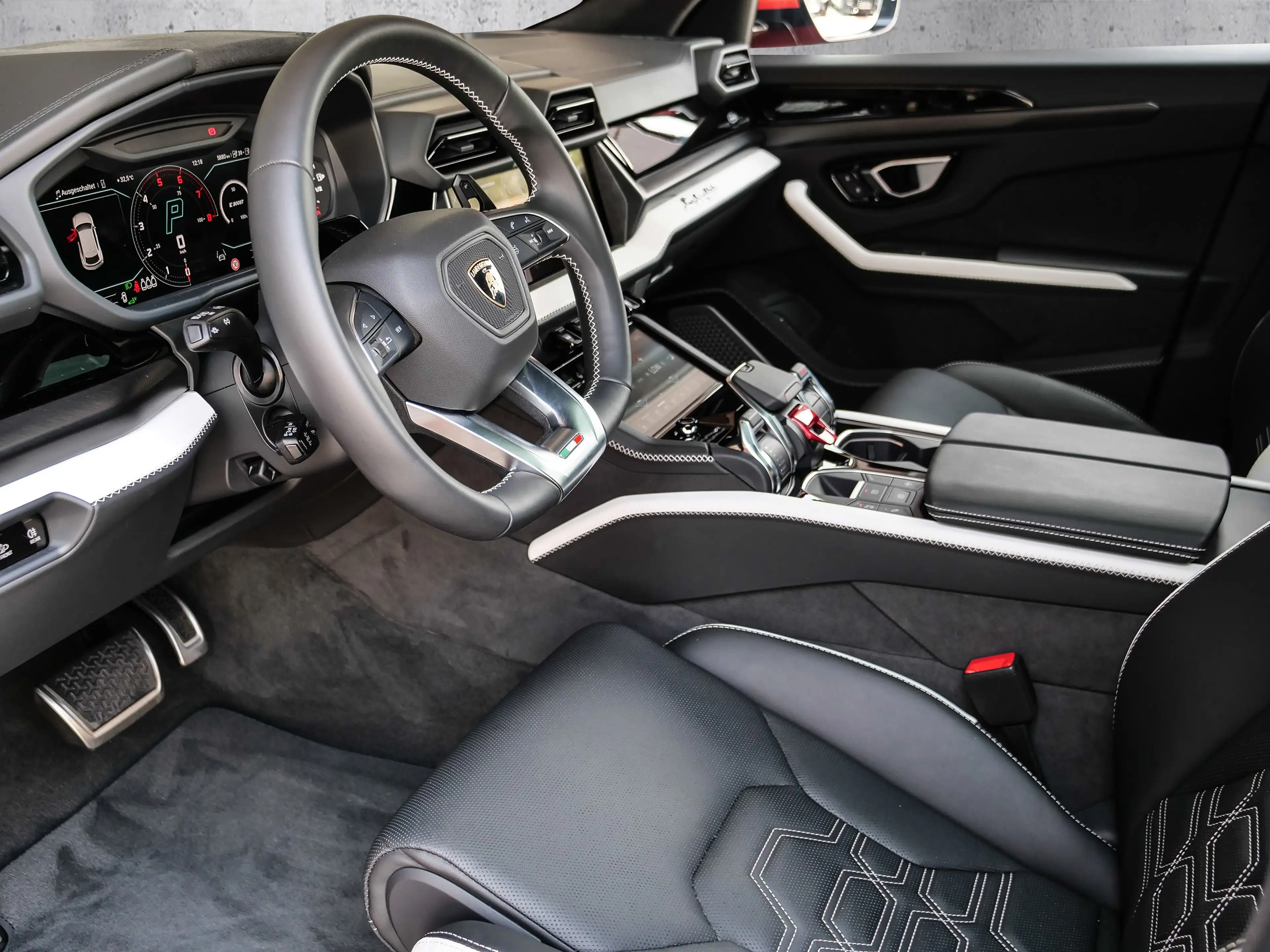 Lamborghini Urus SE Arancio Xanto, Ambient Light Pack — photo 11