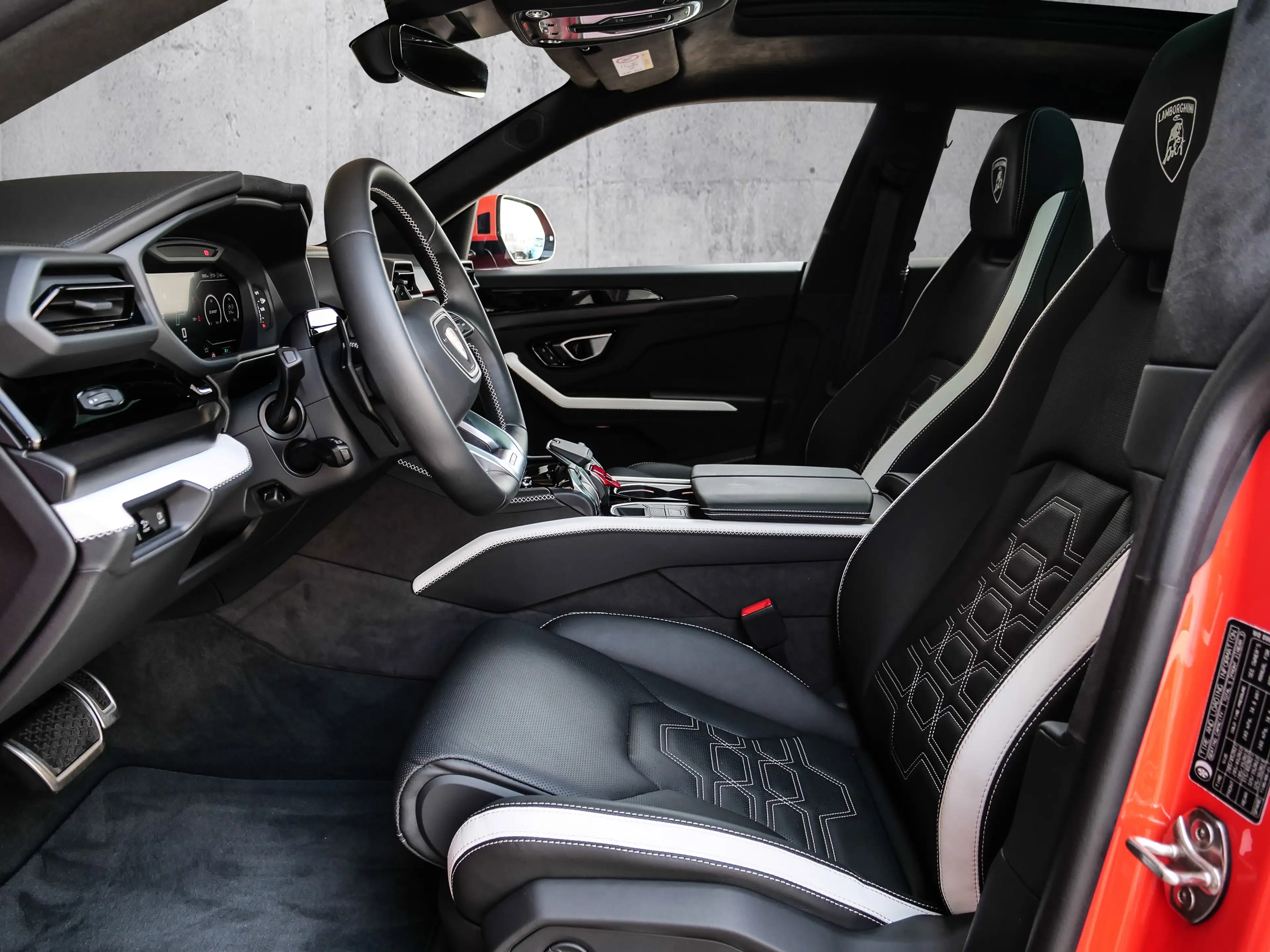 Lamborghini Urus SE Arancio Xanto, Ambient Light Pack — photo 8