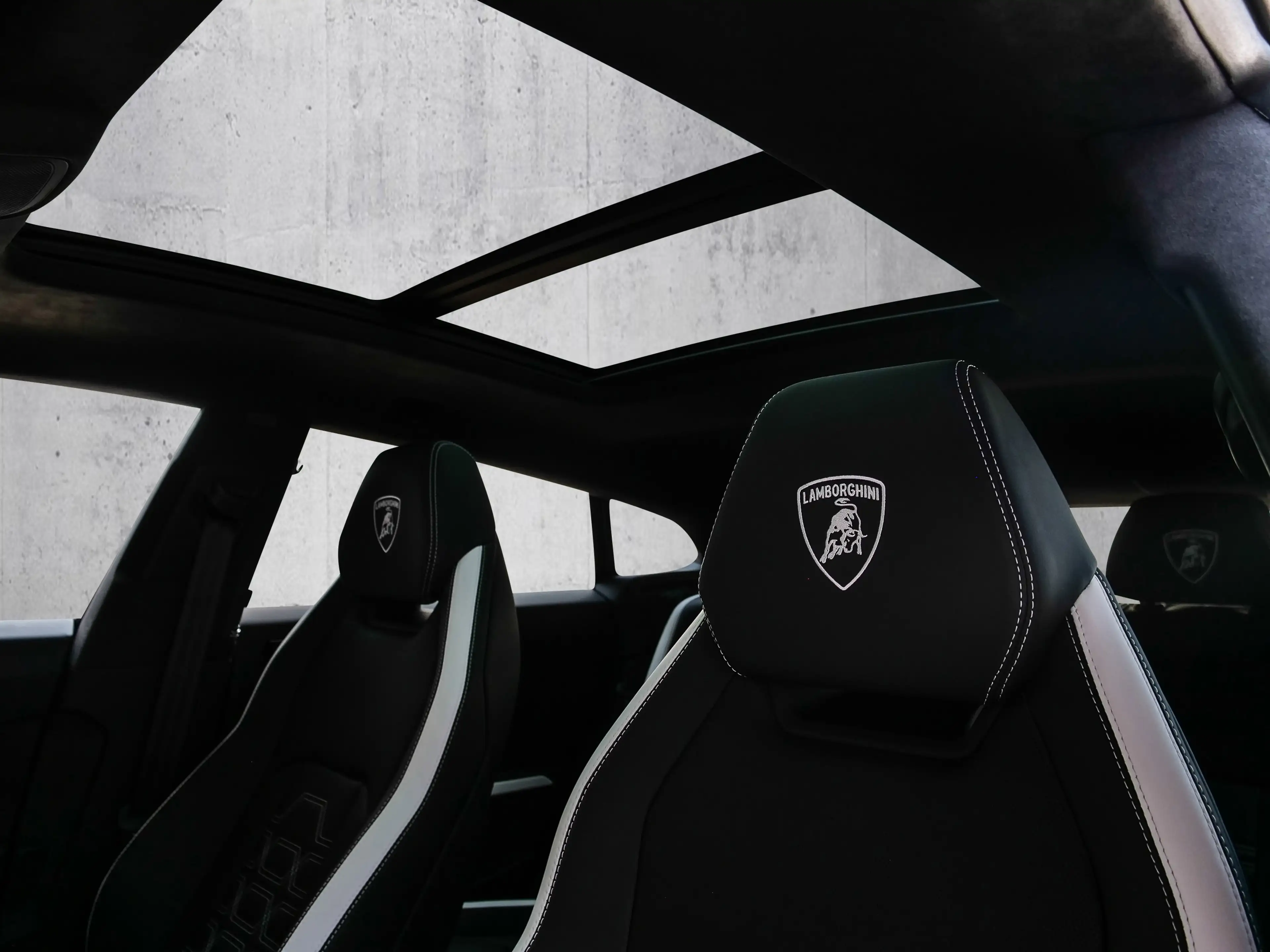 Lamborghini Urus SE Arancio Xanto, Ambient Light Pack — photo 12