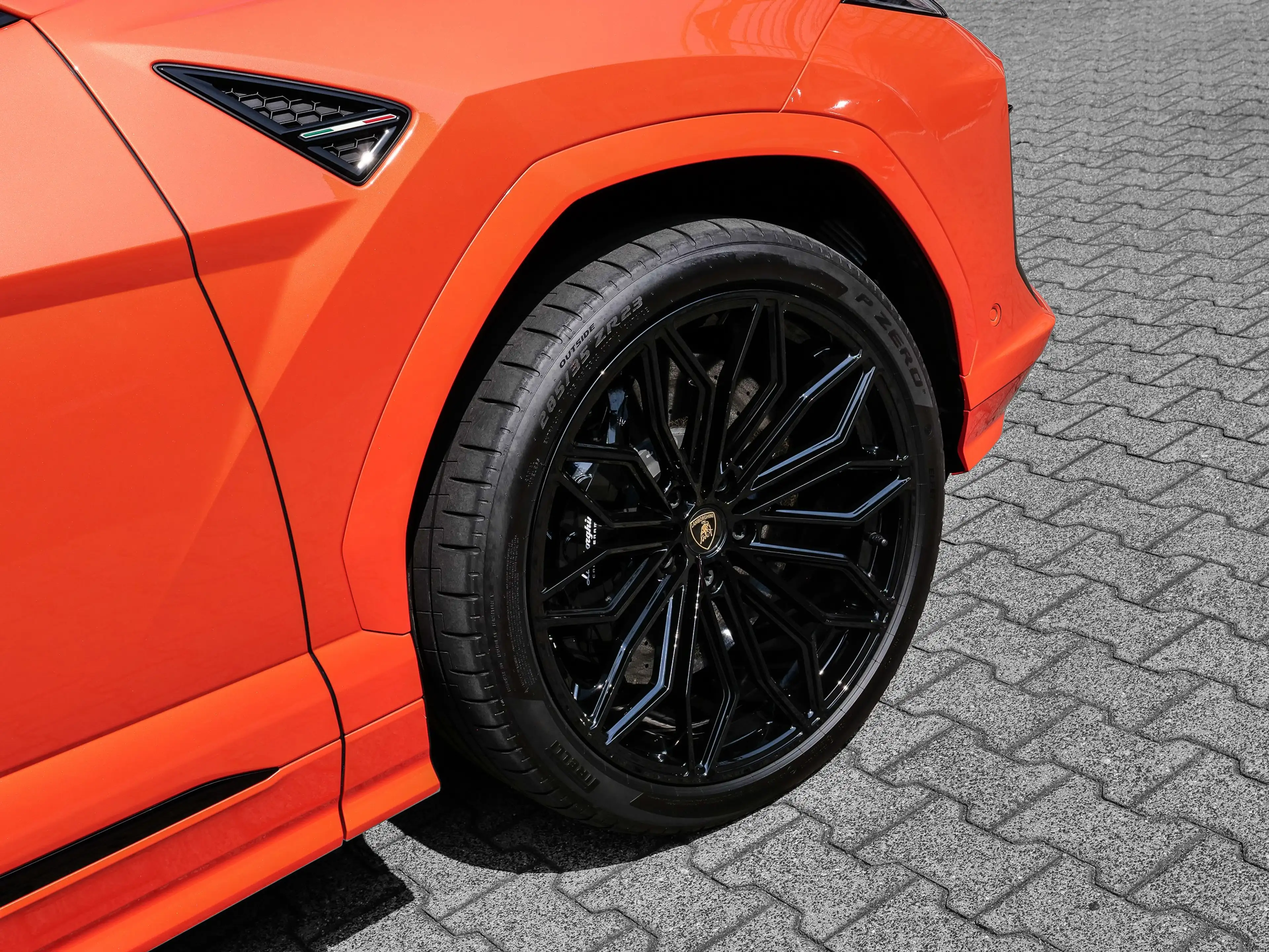 Lamborghini Urus SE Arancio Xanto, Ambient Light Pack — photo 10