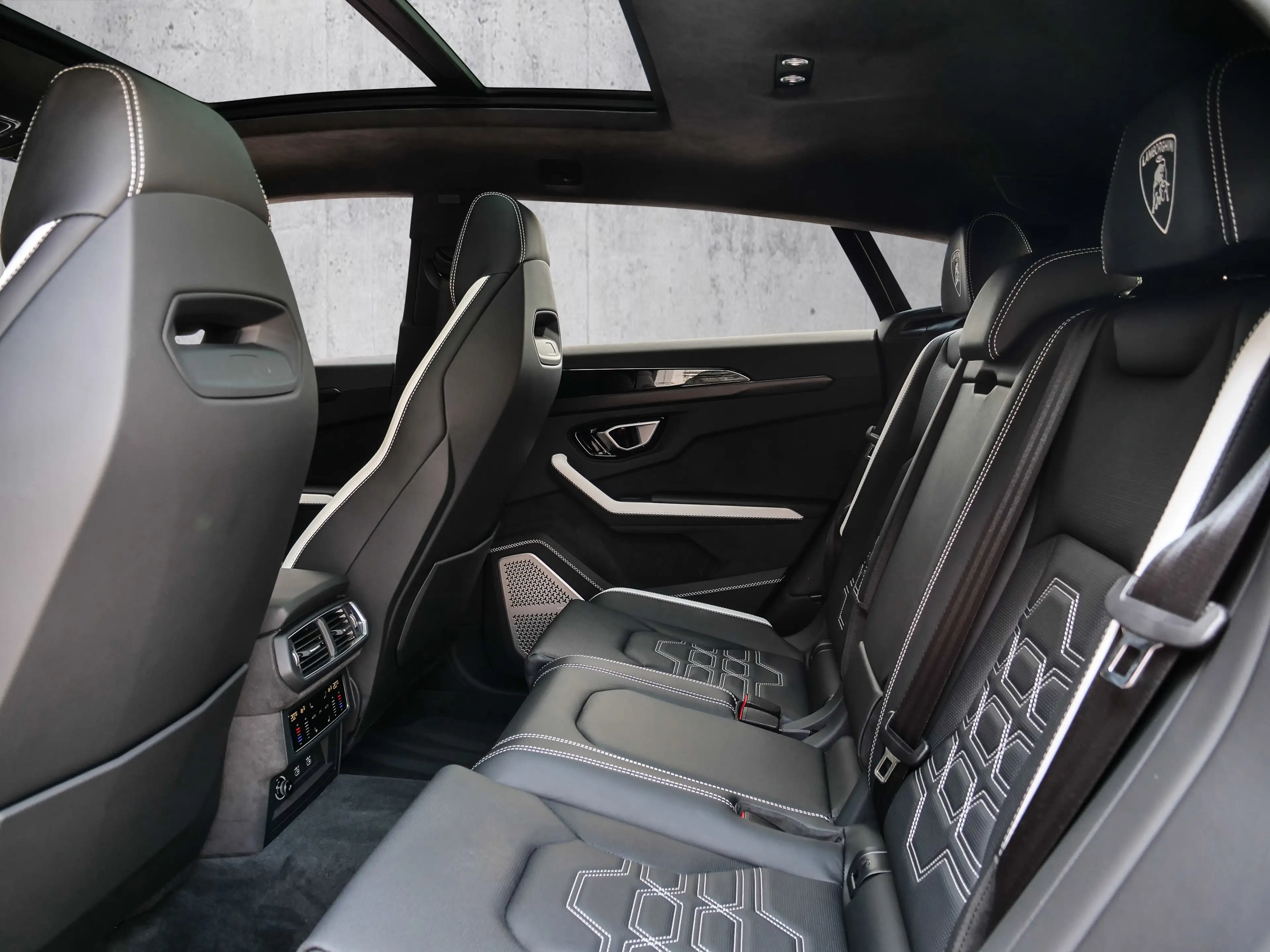 Lamborghini Urus SE Arancio Xanto, Ambient Light Pack — photo 13