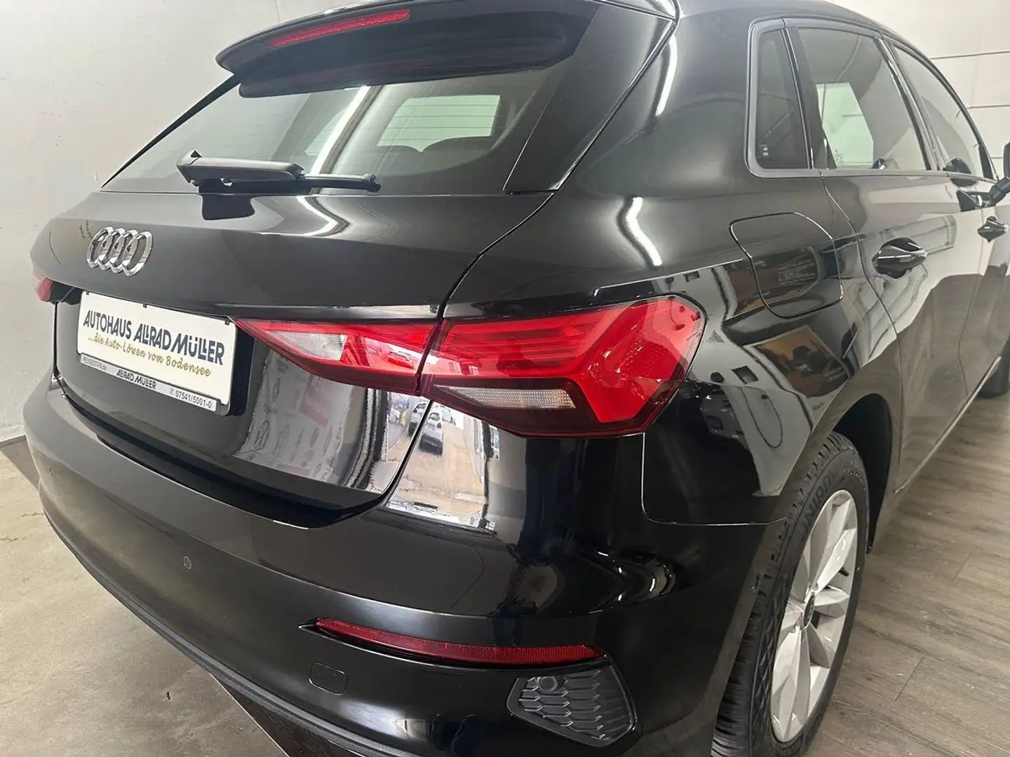 Audi A3 30 TFSI 1.0 TFSI Automatik+SHZ+CARplay+NAVI Schwarz - 2