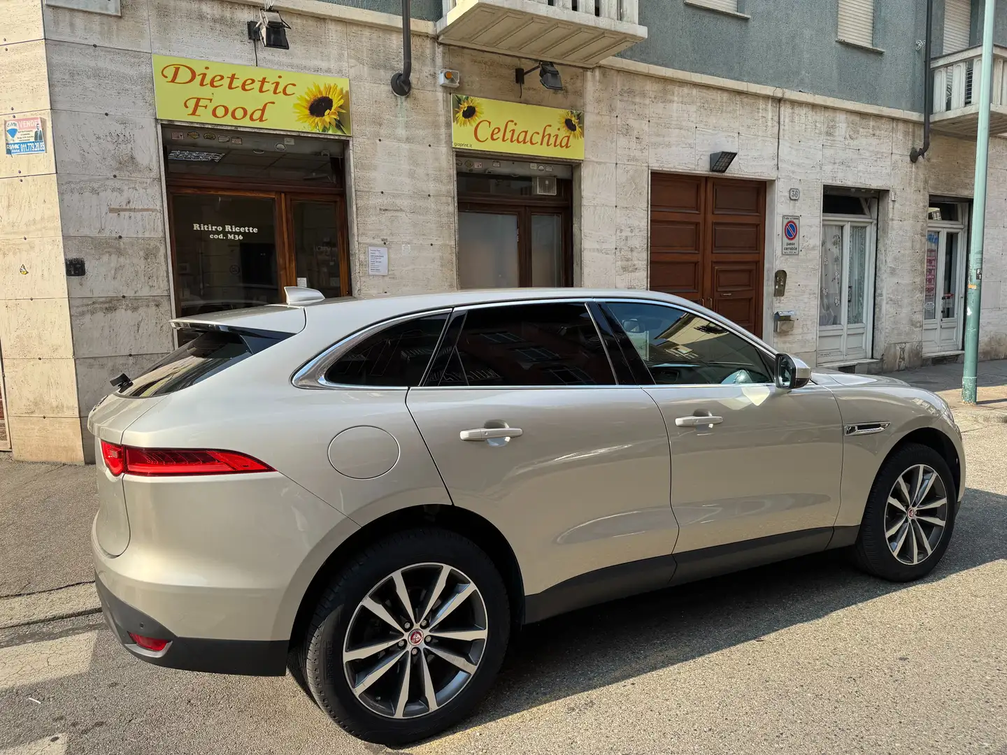 Jaguar F-Pace F-Pace 2015 2.0d Portfolio awd 180cv auto Argento - 2